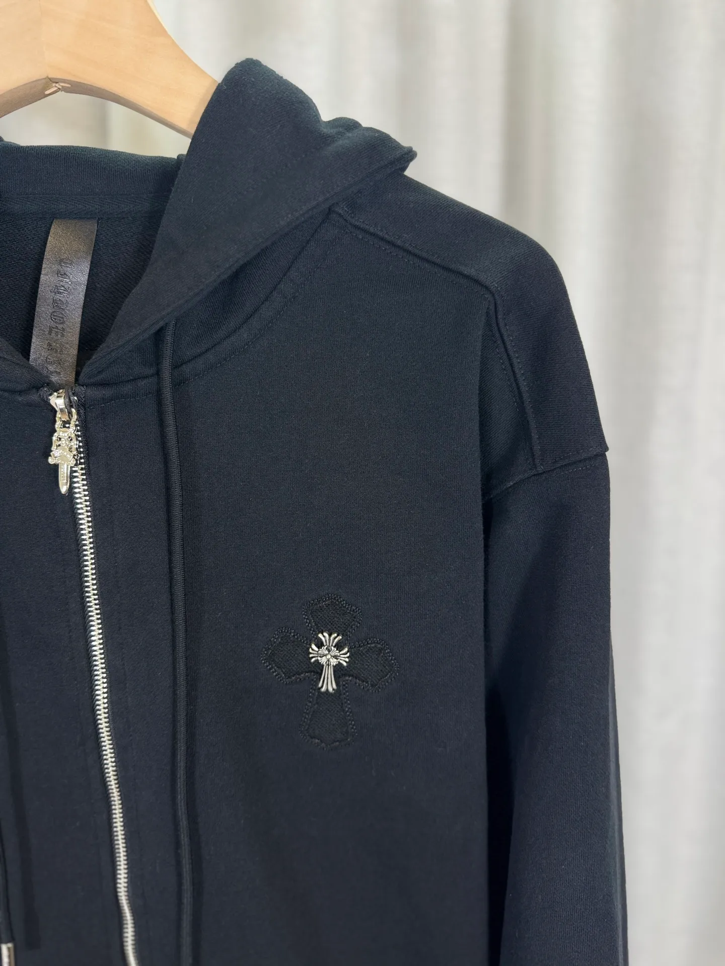 P350 top version, real shot without P, ​​different from market currency) 𝗖𝗵𝗿𝗼𝗺𝗲 𝗛𝗲𝗮𝗿𝘁𝘀/Cro Heart 2025 Washed Burnt Patches Embroidered Autumn and Winter New Original Counter American Laser Burnt 3D Couple Casual Cardigan Sweatshirt 👑The highest version! Customized fabric 480g tripe terry fabric! American acid-washed and distressed original fabric, laser burning + patch embroidery, exquisite embroidery of letters! The best-selling model in the counter, very comfortable to wear. Accessories: original molded and authenticated collar label➕100% silk wash label. Genuine purchase-grade original hangtag➕matching hanging rope➕3D hanging beads➕original packaging bag. Craftsmanship: The original version has consistent wiring! The highest version of the armhole matching technique! Color: Beige Black Size: S M L XL Style No.: 25-320